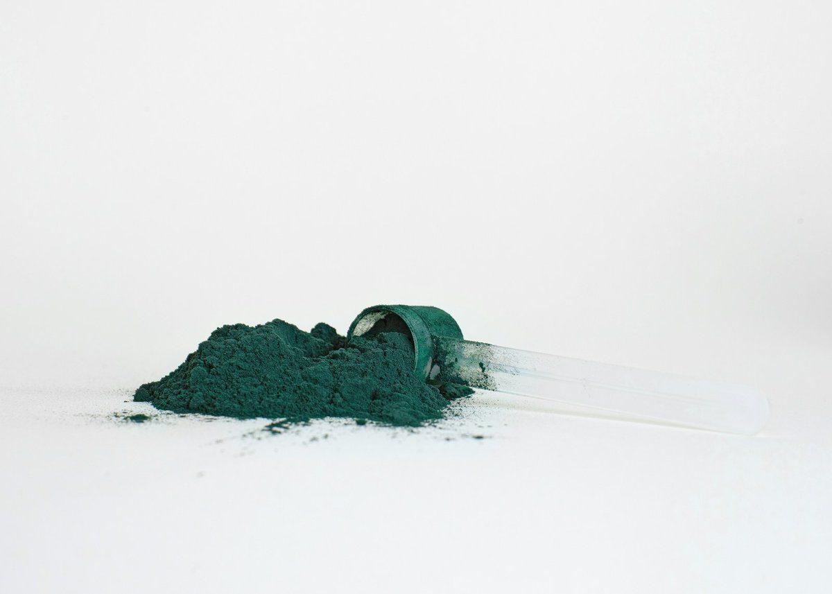 Poudre vert-bleu renversée d'une mesurette